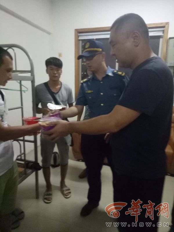 苏州乘客坐黑车被甩滞留西安 运政人员送他们