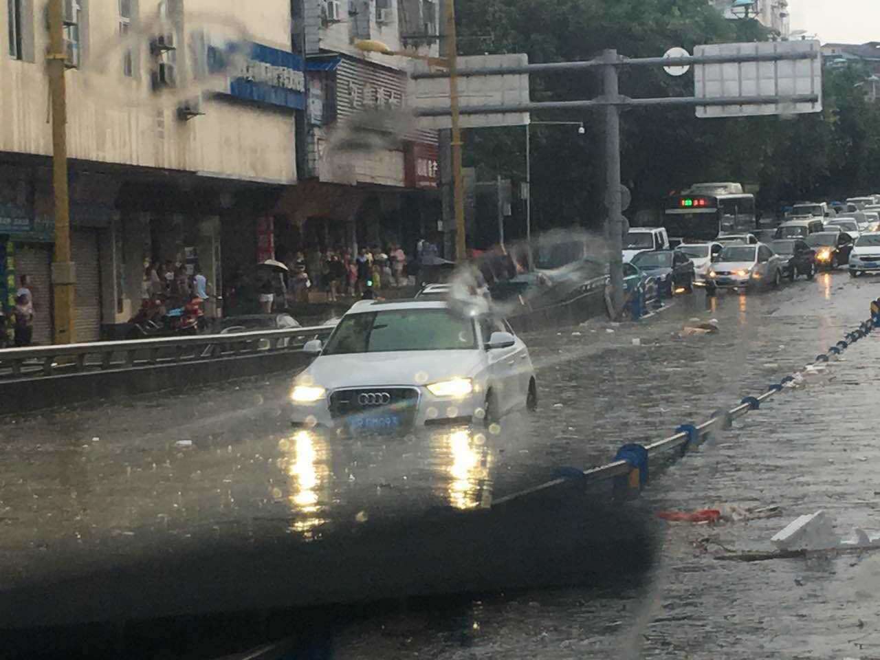紧急提醒!雷电暴雨已在路上…四川极端天气来