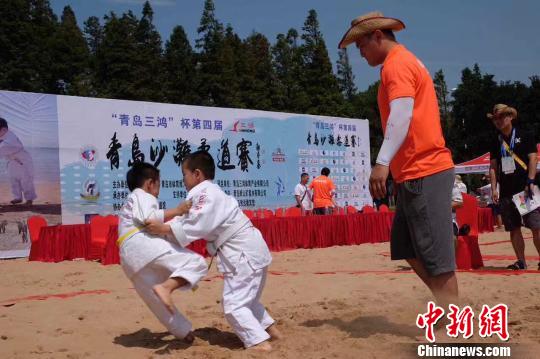 全国柔道小将齐聚青岛 “切磋”沙滩柔道技艺