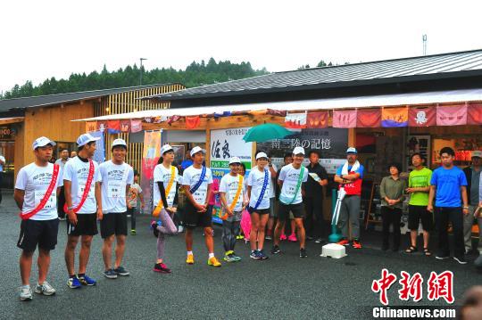 由日本前国家队队员荻原健司等担当领跑接力开始。 吕少威 摄 纪念东日本大地震6周年接力宫城开拔