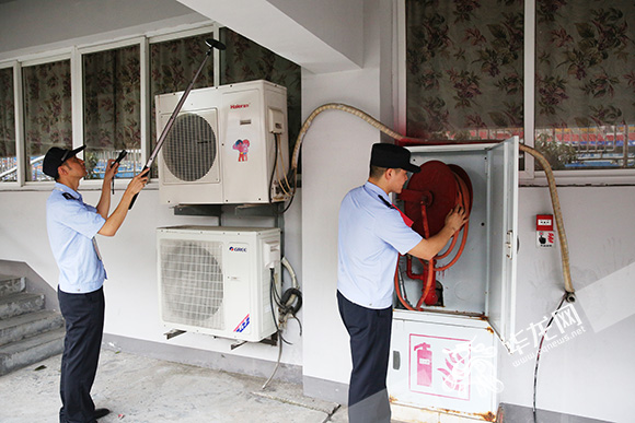 【实干树形象 实绩惠民生】酷热暴雨挡不住球迷热情 也击不退球迷身边的“守护者”