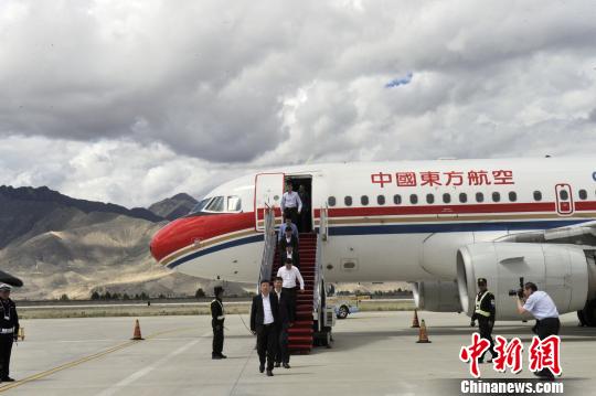 图为乘客走下弦梯。 周文元 摄