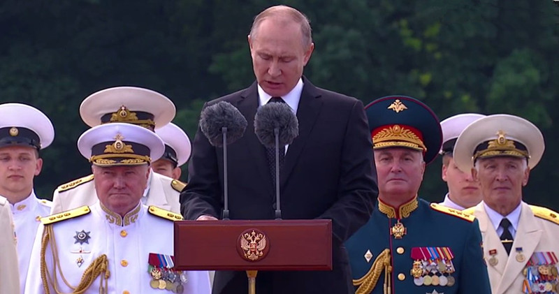 俄罗斯举行海军节阅兵 普京神情肃穆检阅军队