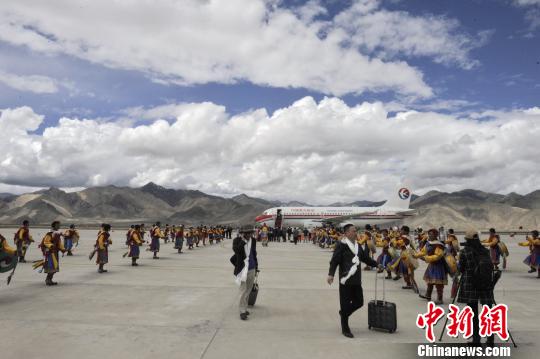 图为飞机抵达后的场景。 周文元 摄