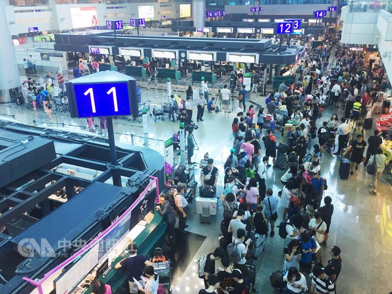 台风来袭超500名空服员请天灾假 航空公司致歉