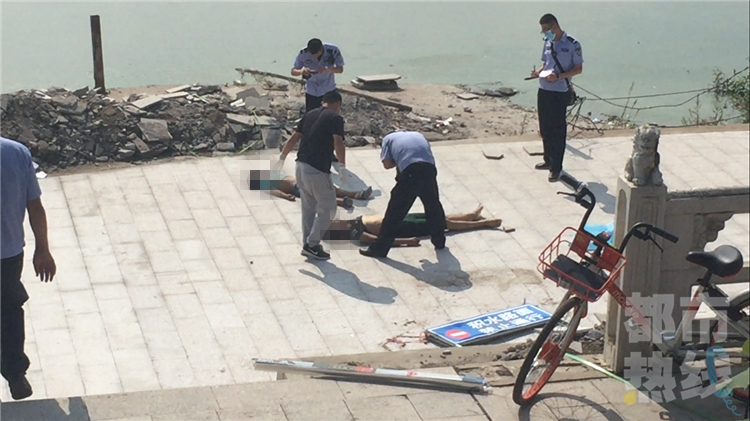 無視“禁止下水”提示牌下水捕魚，兩男童灞河內(nèi)溺亡。