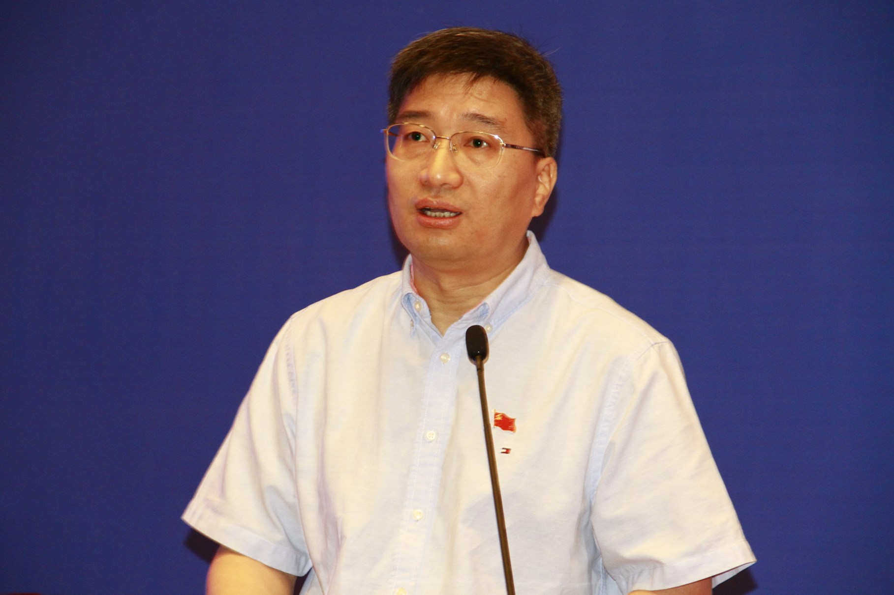 图为中国浦东干部学院常务副院长周仲飞出席开幕式并致辞(本网记者 查