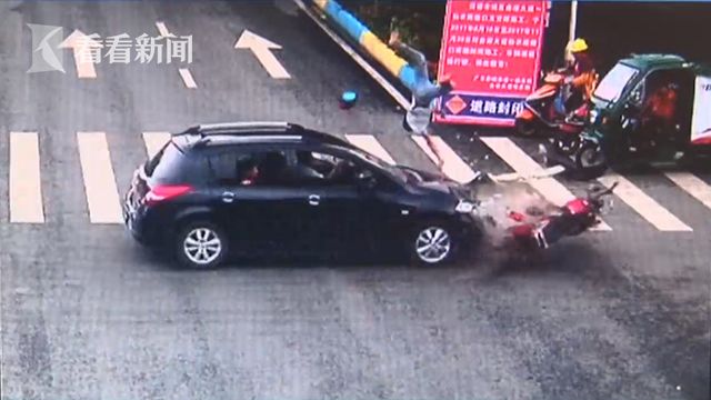 视频|男子骑摩托车闯红灯被撞飞 空中旋转360