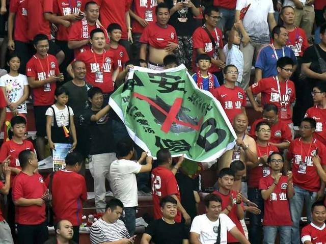 中超球迷互怼是一堂表演课,看了河南建业标语