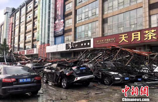图为狂风暴雨将路边广告牌吹倒后将汽车砸毁。 钟欣 摄 重庆市气象台发布强对流天气警报 狂风暴雨袭击主城