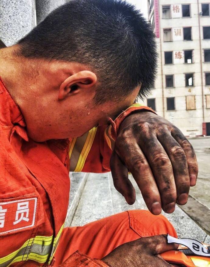 致敬守护者!朋友圈最动人的军人照片,看到第几