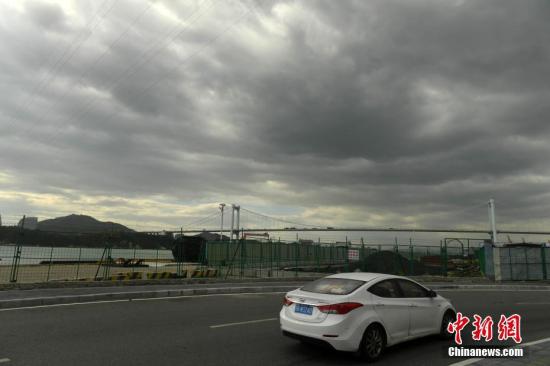 图为厦门上空乌云压境。 吕明 摄