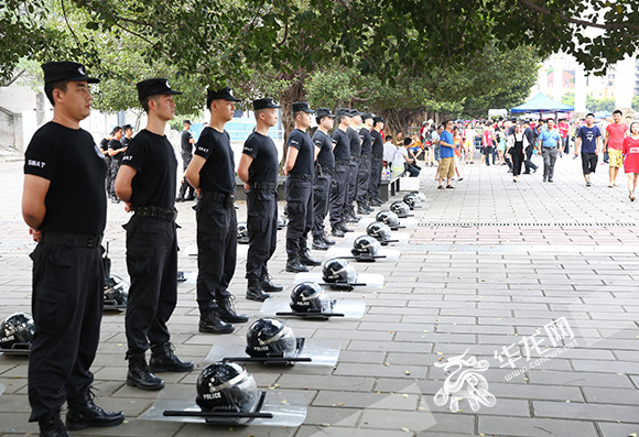 【实干树形象 实绩惠民生】酷热暴雨挡不住球迷热情 也击不退球迷身边的“守护者”
