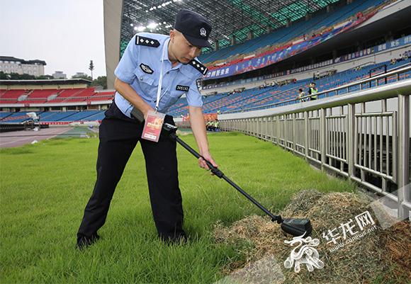 【实干树形象 实绩惠民生】酷热暴雨挡不住球迷热情 也击不退球迷身边的“守护者”