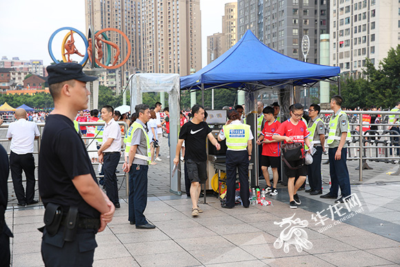【实干树形象 实绩惠民生】酷热暴雨挡不住球迷热情 也击不退球迷身边的“守护者”