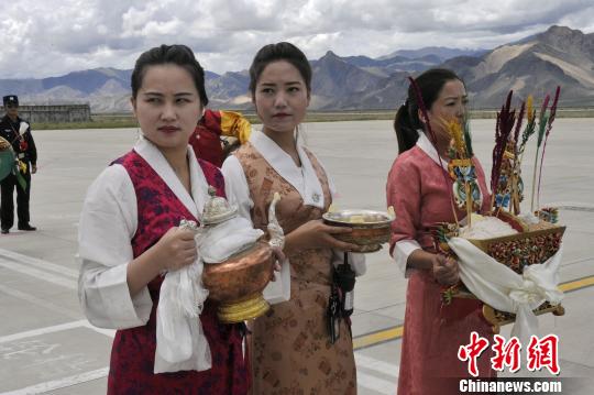 图为藏族姑娘手捧象征吉祥的“切玛”。 周文元 摄