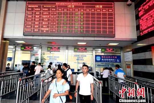 受台风“纳沙”影响，部分旅客在福州火车站福州站售票窗口办理退票手续。　刘可耕　摄