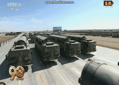 图片:阅兵式上惊艳亮相的东风-31AG洲际导弹。