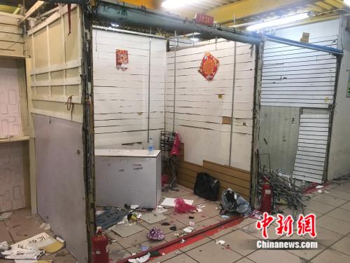 接到关停通知后,商家陆续搬离市场,关停当晚,批发市场内部一片狼藉。潘心怡摄 存重大火灾隐患 北京众合动物园服装批发市场被关停