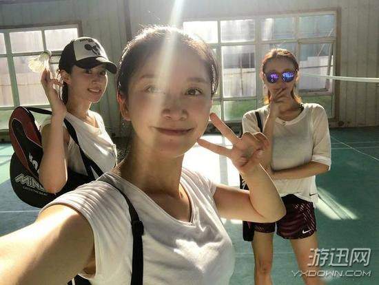 刘亦菲重返校园 身穿白色运动装,少女气十足!_