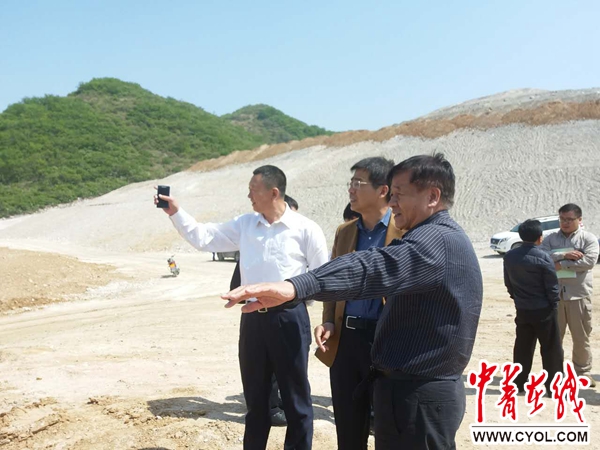 督察组现场检查海城市露天开采菱镁矿的生态恢复情况。