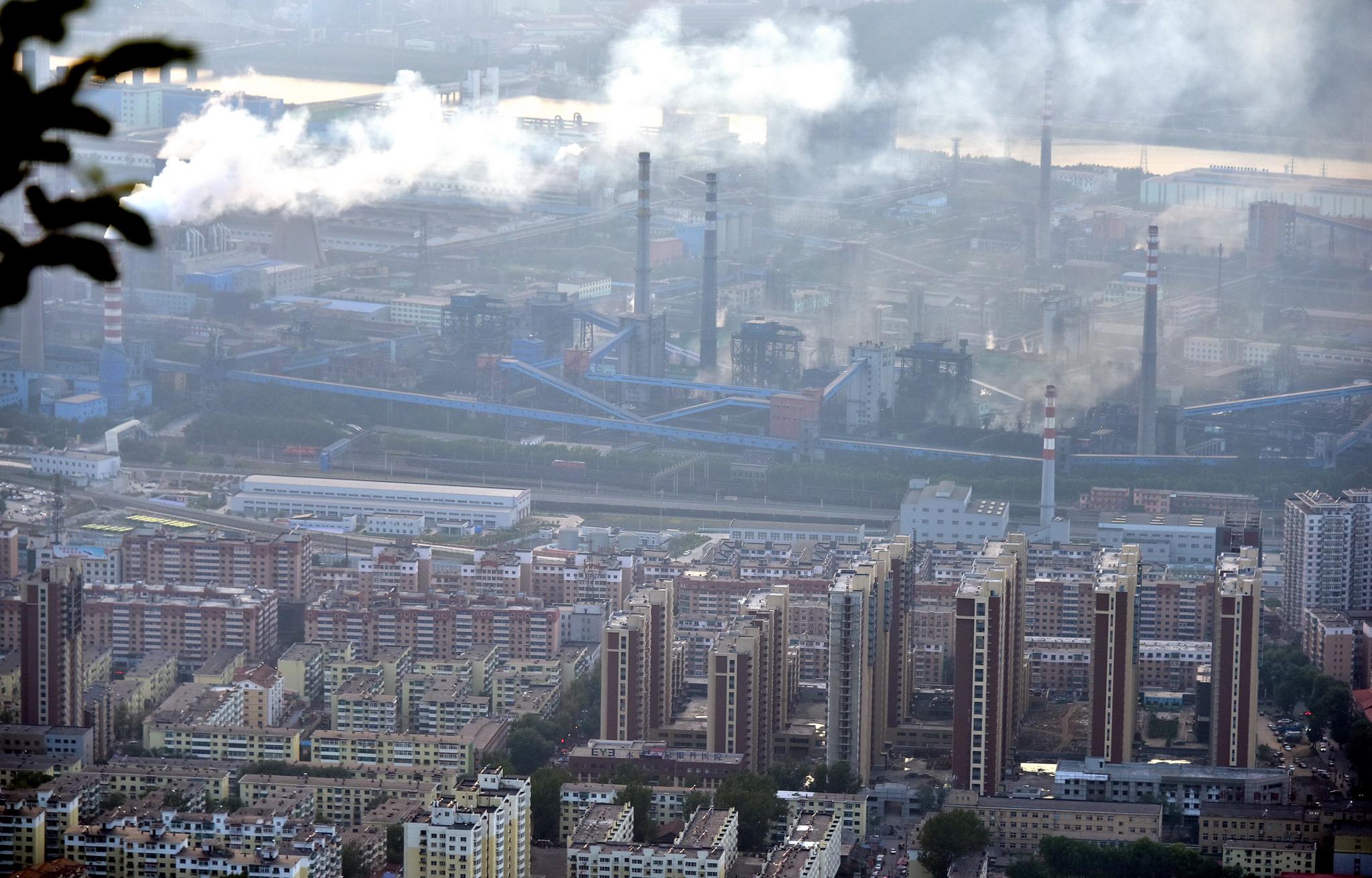 　辽宁省2014年、2015年连续两年空气质量不降反升。图为辽宁本溪城市一角。摄影/章轲