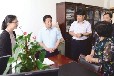 国内新闻 本报讯(记者 施贵兴)7月27日上午,州委书记陈坚到州总工会