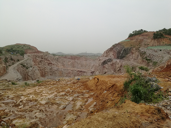 2017年5月7日，督察组现场核实湘潭洪顺建材有限公司在绿心禁止开发区开展违规采石的行为。