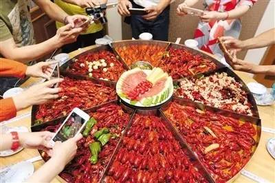 青岛千元吃顿大龙虾,不贵啊|新京报快评|龙虾