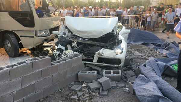 浙江一全新跑车撞大巴，新车值四百万元