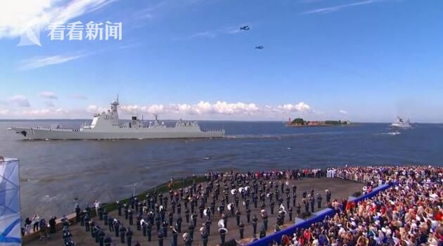 视频|俄罗斯海军节阅兵40多艘军舰和潜艇亮相