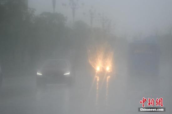 资料图:7月31日,暴雨侵袭福州,路面能见度很低,许多车辆都开启大灯。<a target=/'_blank/' href=/'http://www.chinanews.com//'>中新社</a>记者 王东明 摄 安徽发布防汛防台风预警 要求做好山洪灾害防御