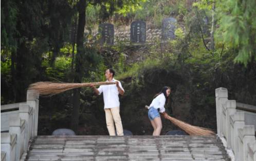 时光穿越80年,25岁女孩甘当红军墓守墓人|坪山