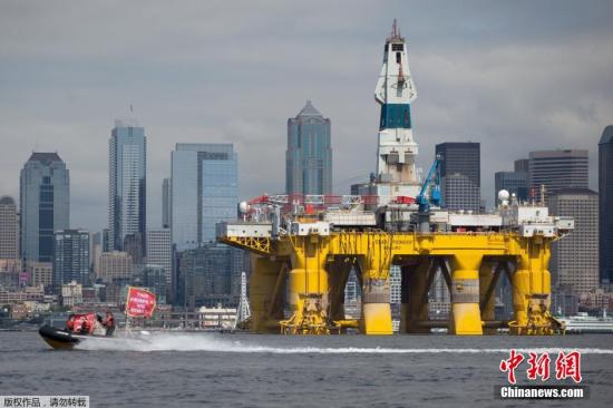 资料图：图为壳牌壳牌石油钻机在前往北冰洋勘探石油之前，停泊在西雅图港口。