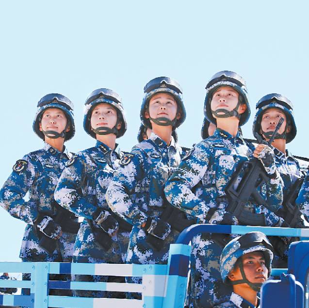 海军陆战队方队接受检阅. 记者 李三红 摄