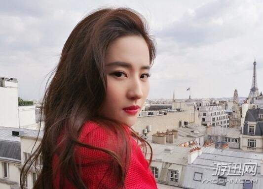 刘亦菲重返校园 身穿白色运动装,少女气十足!_