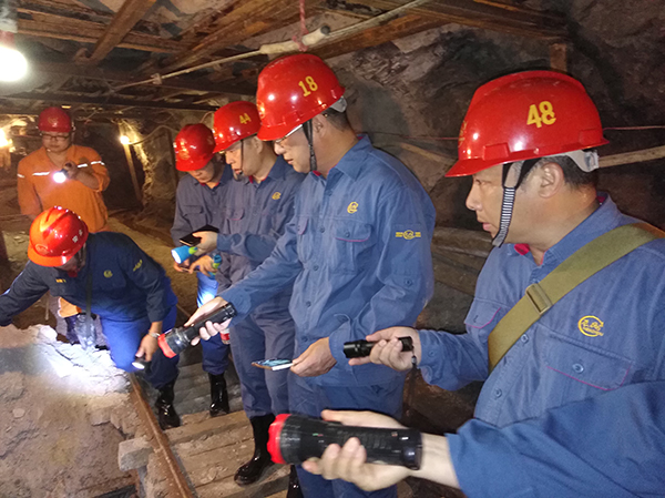 2017年5月20日，为查清辰州矿业危险废物处置情况，督察组深入地下700多米深的矿井中查看现场。