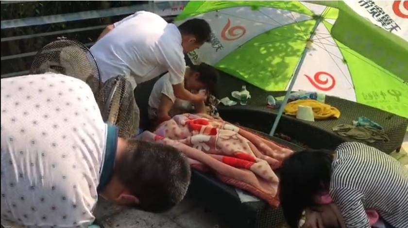 提醒|5岁男童泳池溺亡,事发时母亲和救生员都在