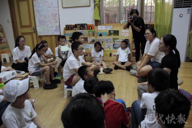 点赞!现代快报记者变身老师,教孩子们采访拍照