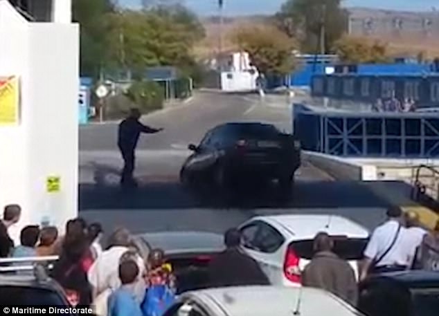 视频|摆渡船还没靠岸 心急司机想争第一一脚油