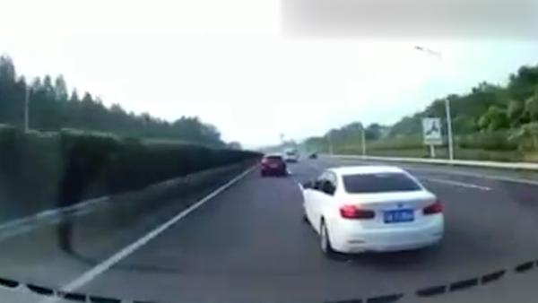 宝马5次别客车，车主还做挑衅手势被拘