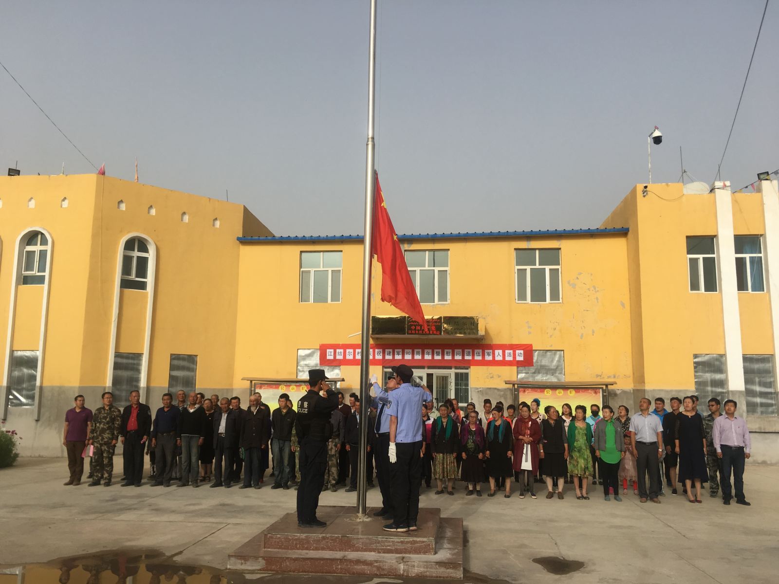 新疆乌恰县委组织部驻江结尔村工作队开展庆祝