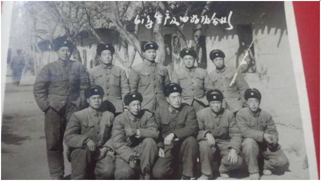 陳群耕所在的班的士兵合影。