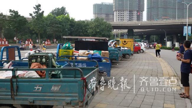 骑无牌电动三轮被扣,济南小伙要把电瓶卸下带