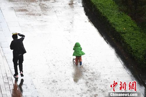 西南华南部分地区风雹灾害4.1万人受灾 5人亡