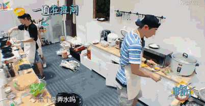 连店长 赵薇都被他培养成了帮厨,看看这裹好的肉球,像模像样的说