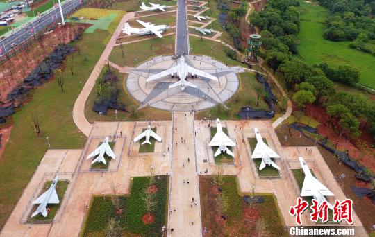 图为空中俯瞰南昌军事装备展示中心,各式战斗机整齐陈列其中。 刘占昆 摄