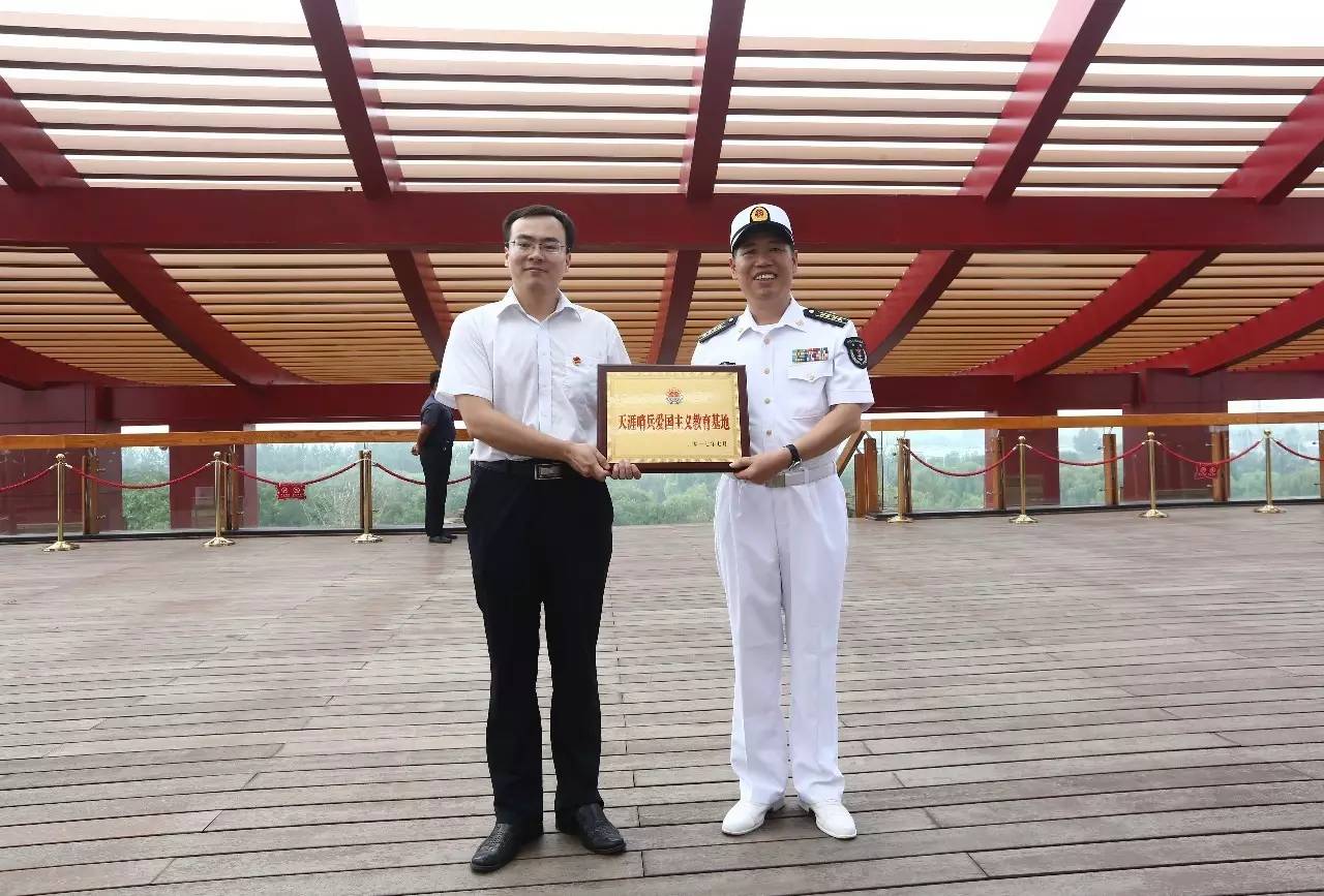 西沙某水警区胡巨民政委代表西沙水警区向通州团区委授牌