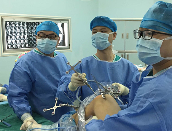 医院成功实施重庆首例导航下单束前交叉韧带重
