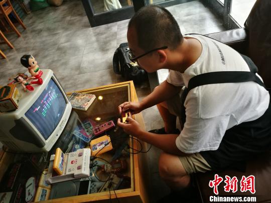 图为“80后”姚尧收藏的玩具。李洋 摄